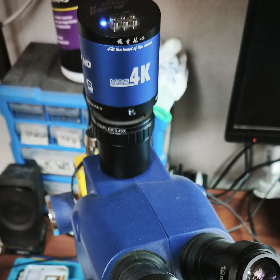 Microscopio digital 4K del taller Snoopyciber Soluciones, usado para reparaciones de precisión en placas